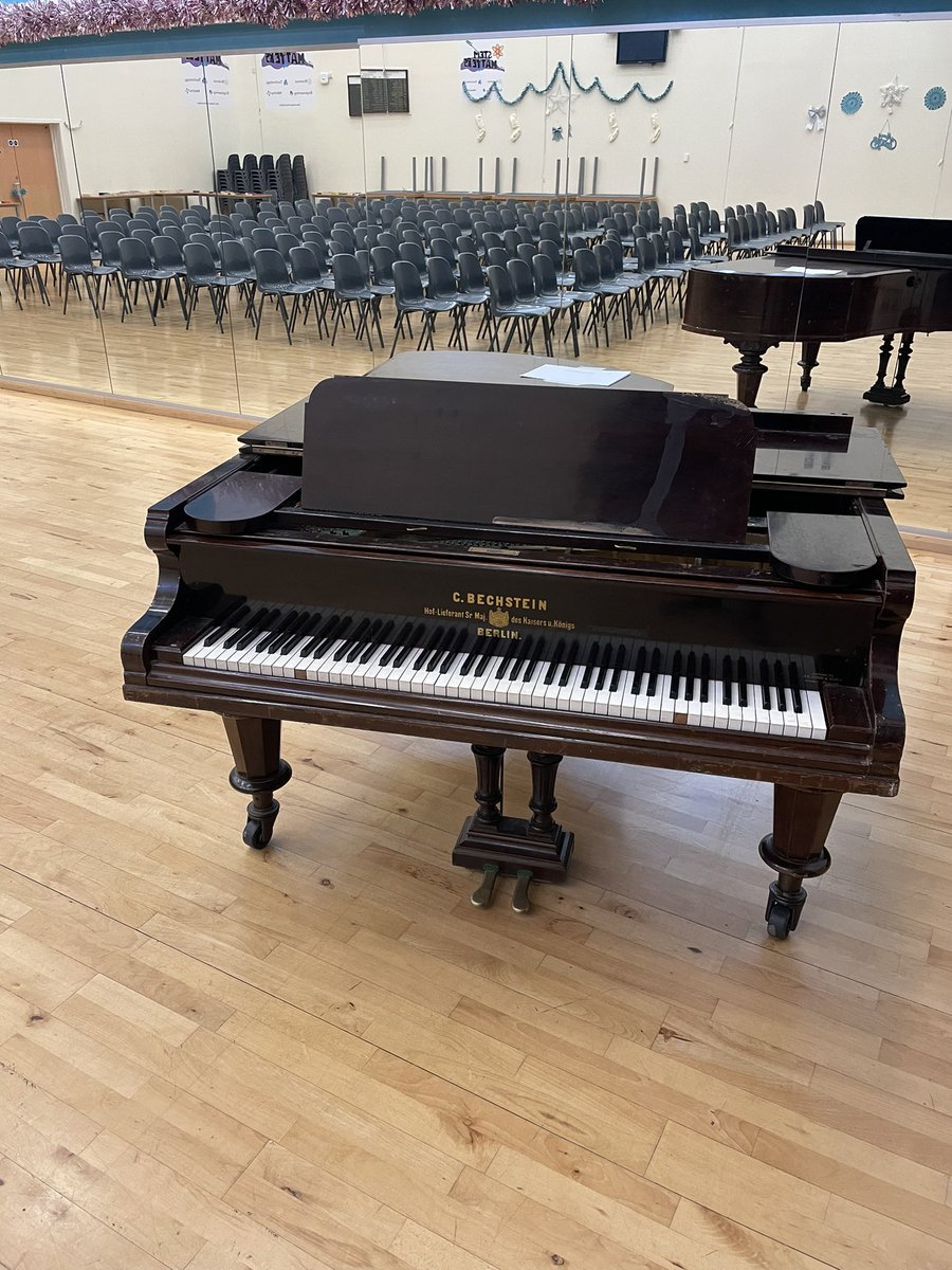 Delighted to receive a baby grand piano for our assembly hall today! Rescued (just in time) from a potential trip to a landfill. Hear it at our Christmas Celebration on Monday 18th December at 7pm! 🎅🏼 @CoatbridgeHigh @MrsCreaneyHT