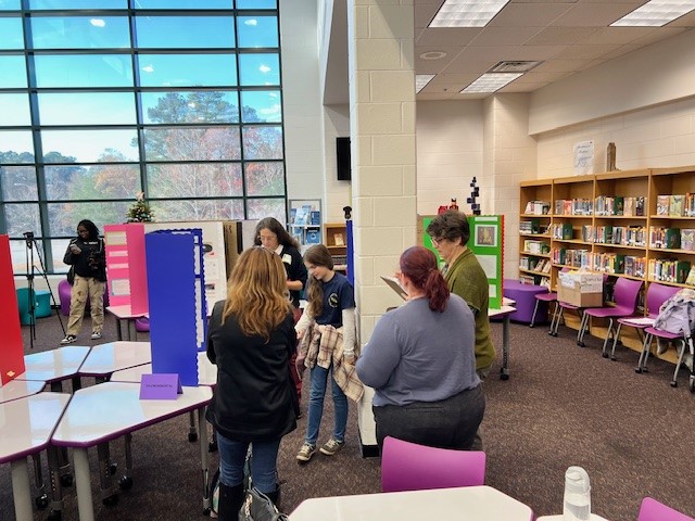 WSHSNNLib's tweet image. It was an exciting day in the library watching and listening to our scholars share what they learned through their science experiments.  Congratulations to Woodside science department for an amazing day and congratulations to our students. @NNPSWoodside @nnschools