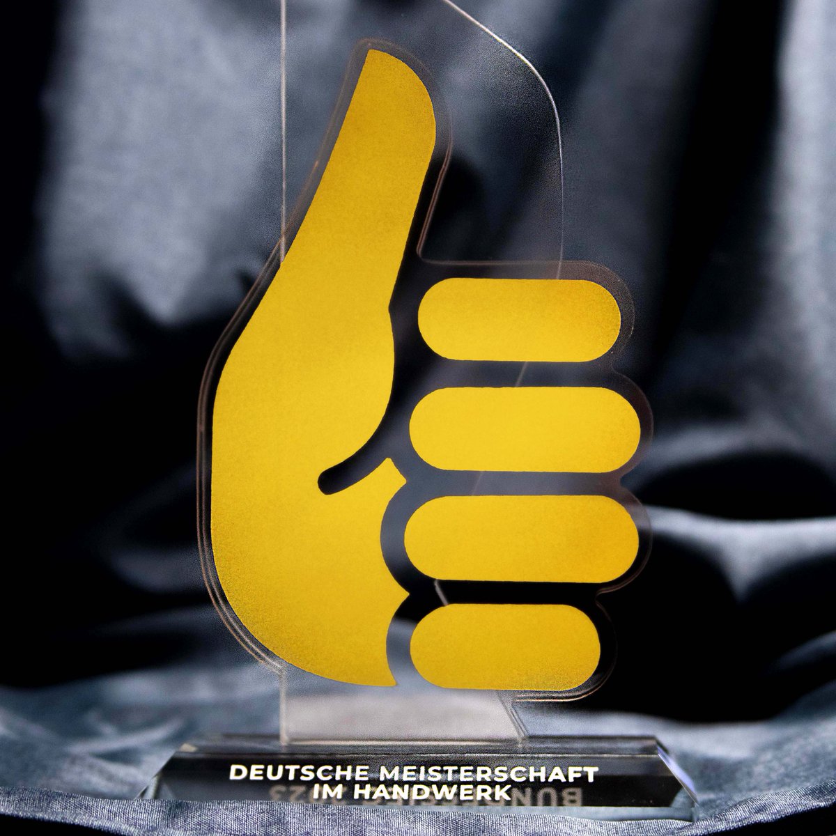 ZDH_news's tweet photo. Der Countdown zum Höhepunkt des Ausbildungsjahres läuft: Am 9. Dezember rollt die #Handwerksfamilie den roten Teppich für die Besten der Besten aus und feiert die Schlussfeier der Deutschen Meisterschaft im Handwerk #DMH!
Die wichtigsten Infos dazu? Hier: https://t.co/611k0tmbw3 https://t.co/q8ilGH1ozw