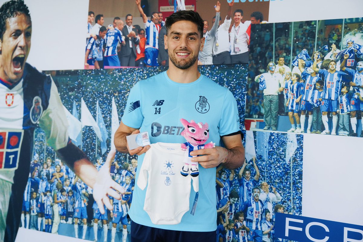FCPorto's tweet photo. Bem-vinda Maria Carlota 💙 #ComoNósUmdeNós https://t.co/GXgU3UGd6a