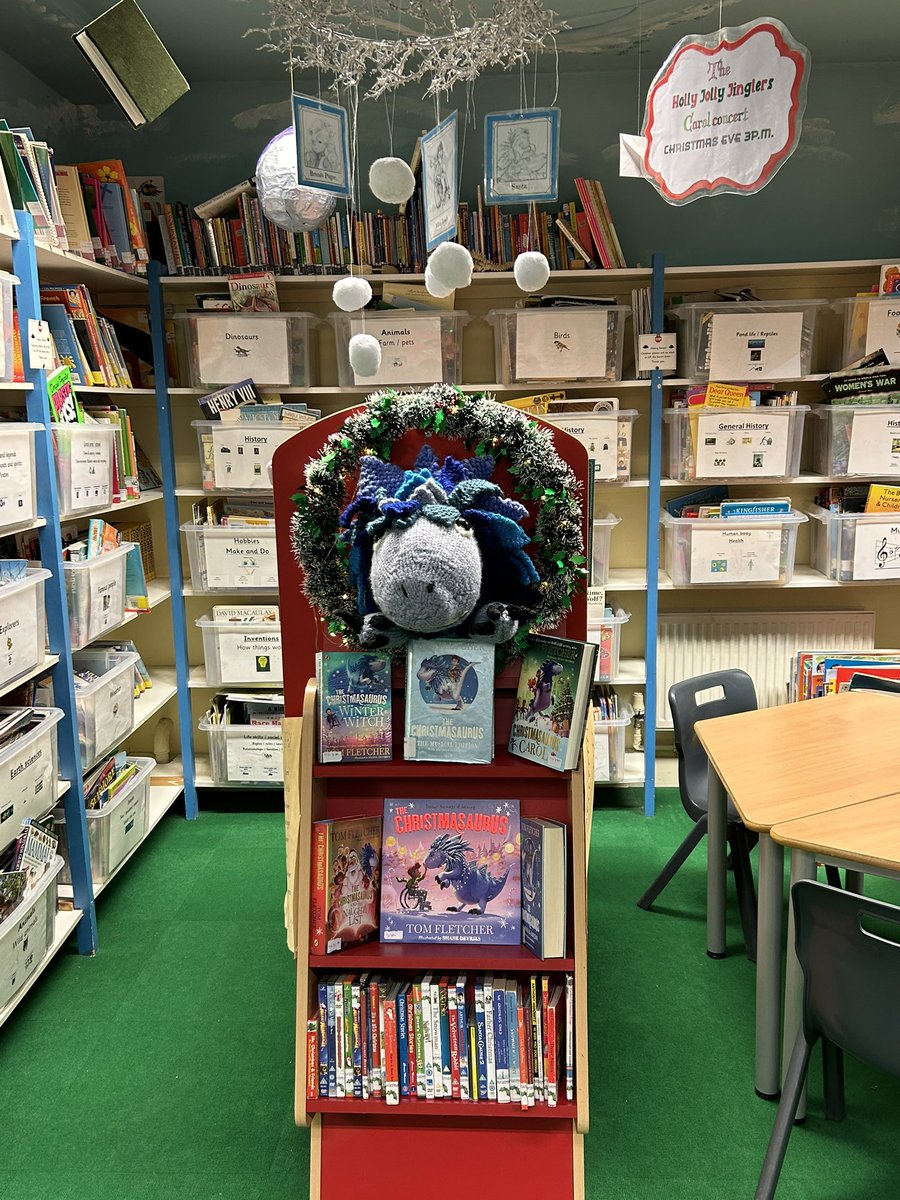 MertonParkSch's tweet photo. Christmas has arrived in the school library! Well done Miss De’Ath! 👏🎄 https://t.co/YzgsujijbH