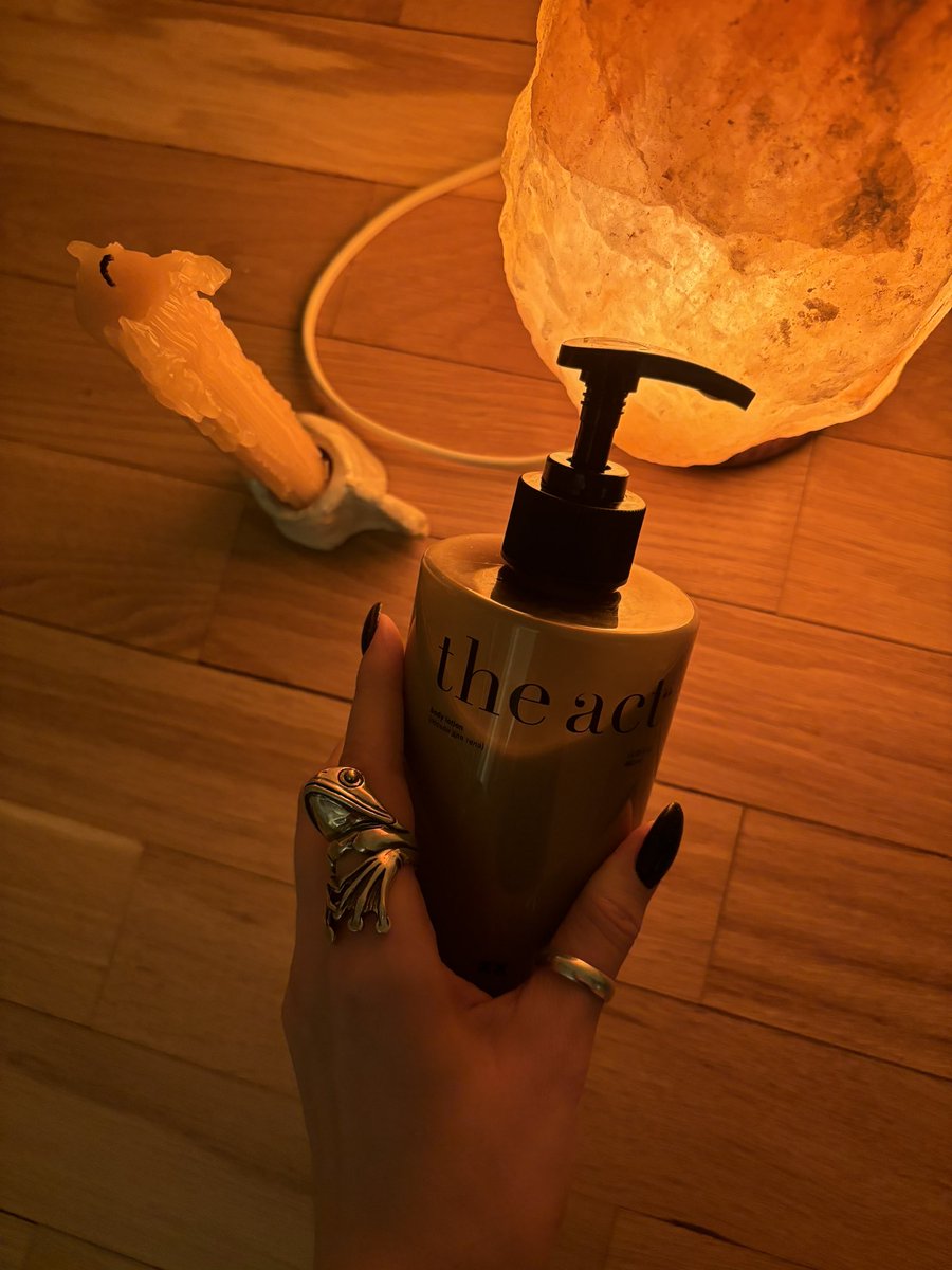 Девки и сочувствующие! Что могу сказать… лосьон топ топыч, но это кофейно-шоколадный ликер + ладан. На причастии вместо кагора налили бейлис. Это запах не монахини-схимницы или священника, а именно православной бимбо в платке гуччи и с помадой MAC в оттенке russian red 💅 10/10