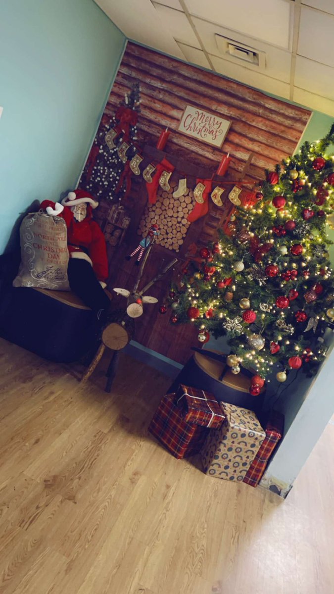 Thank you <a href="/Lyndseykelly8/">Lyndsey kelly</a> for attending our Christmas light switch on 🎄🎅 an afternoon of Karaoke, Mince Pies and Hot Chocolate on Bridge Ward today! #ChristmasCountdown <a href="/Mersey_Care/">Mersey Care NHS FT 🏳️‍🌈</a> @JR_MerseyCare <a href="/Melissa_sheff/">Melissa Sheffield</a> <a href="/DrGeorgiaKonsta/">Georgia Konstantinou</a> <a href="/CMcDon_/">Dena Mc 💙</a> <a href="/satdxo/">Shannon Axon</a> <a href="/Shelly40588788/">Shelly</a> <a href="/OT_EmmaB/">OT Emma</a>