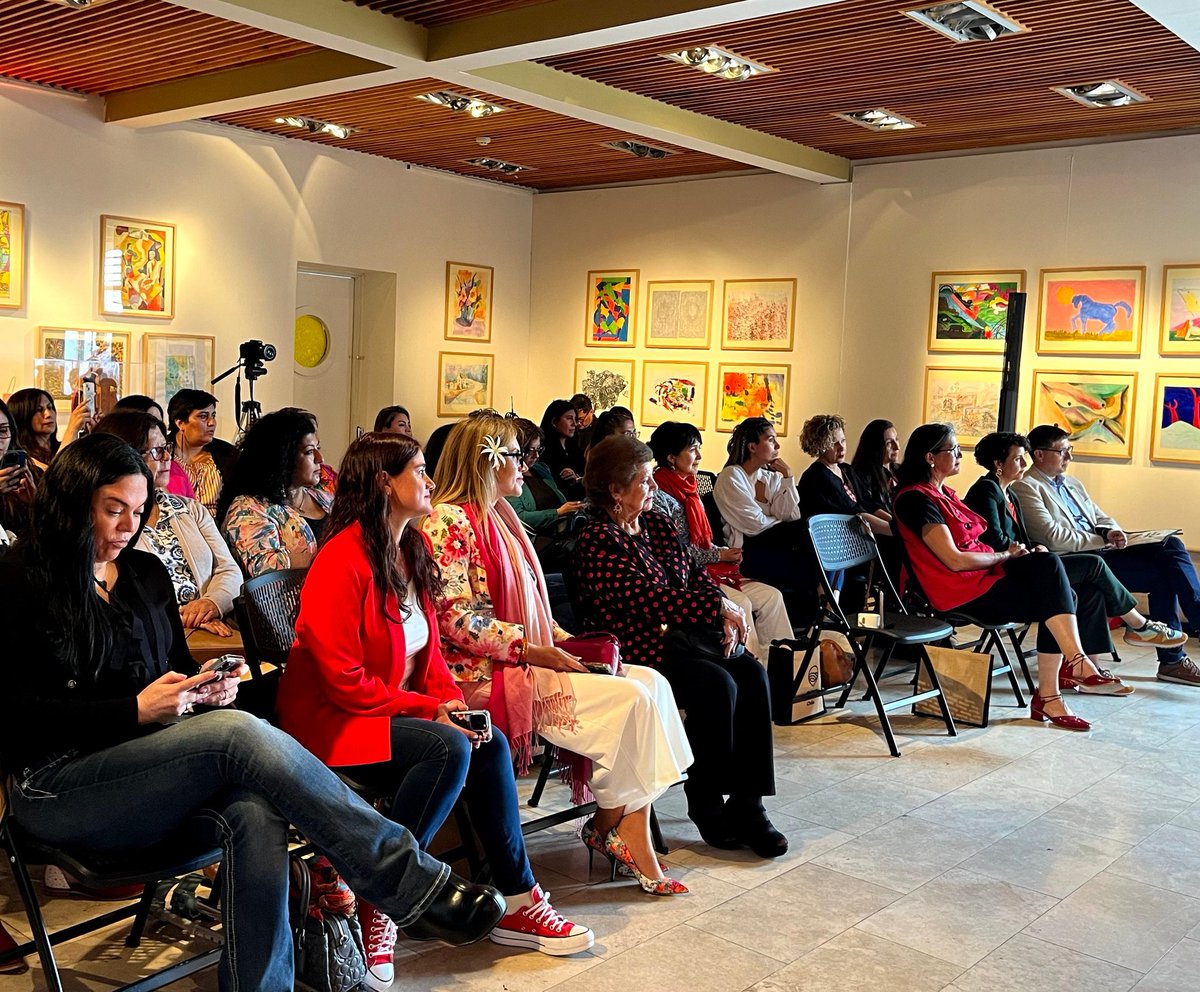 subturismo's tweet photo. 🇨🇱🤝🏼 En #RegiónDeValparaíso Subsecretaria @VeroPardoLagos participa del reconocimiento anual de #METCH "Mujeres en Turismo que Cambian el Mundo" de @MujeresTurismo.
👀 Instancia que premia a mujeres increíbles que trabajan en #turismo y que son fuente de inspiración y orgullo. https://t.co/acfyghJ74v