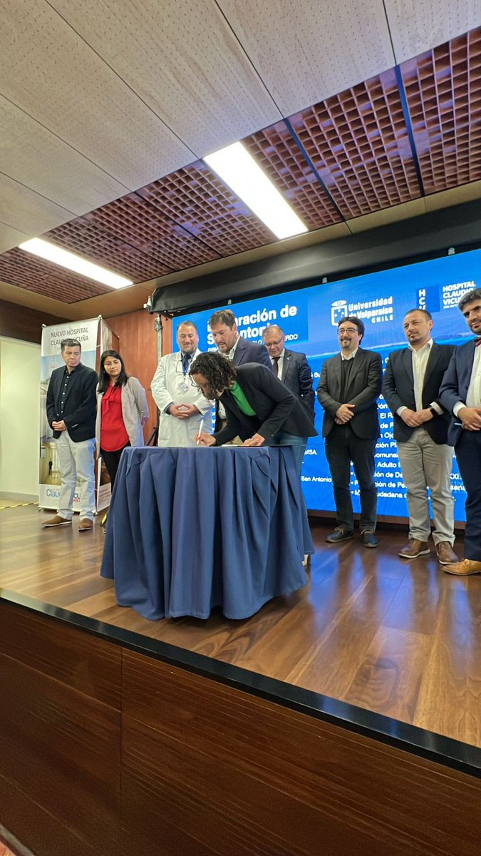 Con_Lizana's tweet photo. Hoy es un día histórico! 
A través de un protocolo de acuerdo, se abre el camino para concretar un anhelo para la ciudad.

Universidad para San Antonio!

La Educacion como motor de transformaciones. @uvalpochile @hclaudiovicuna 

#UniversidadParaSanAntonio
#EducacionPublica https://t.co/fUjomhHYRB