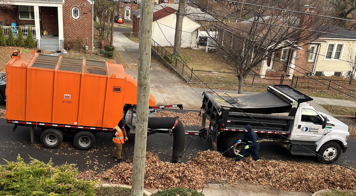 GCofieldDOB's tweet image. Thank you Team @DCDPW for doing an awesome job collecting leaves in my community! 🍂🍁 I received updates on when to rake out, got my door hanger, and there you were! 👏🏾👏🏾👏🏾