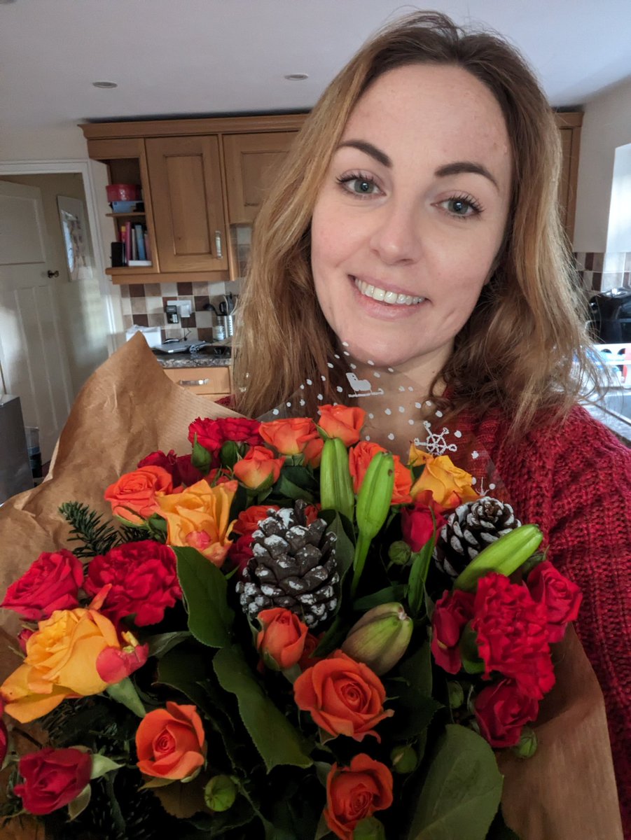 Came home to these beauties. Obviously my first thought was a secret admirer but it emerges I agreed to include them in my gift guide ages ago. Thanks @efloristflowers 👍
