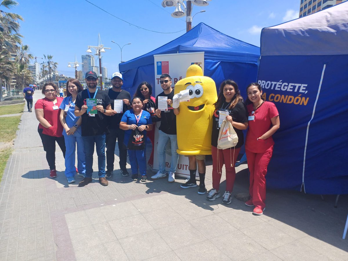 Saludtarapaca's tweet photo. Equipo del consultorio Cirujano Videla #Iquique y de Clínica @RedSaludCChC junto a @INJUVTarapaca en el marco del #DiaMundialcontraelSida realizan #testrápidoVih y entregan #AutoTestVih gratuitos en playa #Cavancha @ministeriosalud @SeremiSalud_I @DPRTarapaca https://t.co/iCpJZmN68l