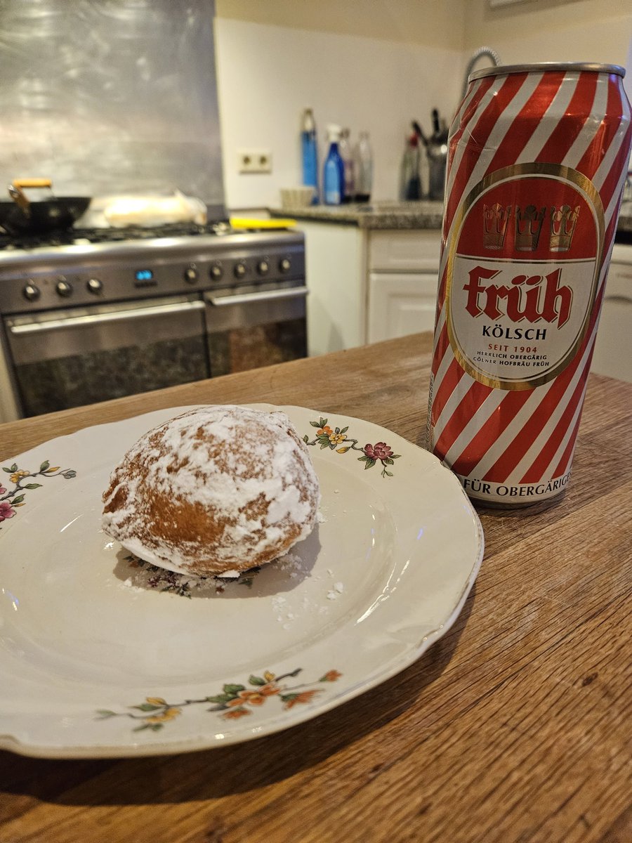 Eerste vrijdag in december 4 uur, bier uur. Met geen bitterbal, maar oliebol.