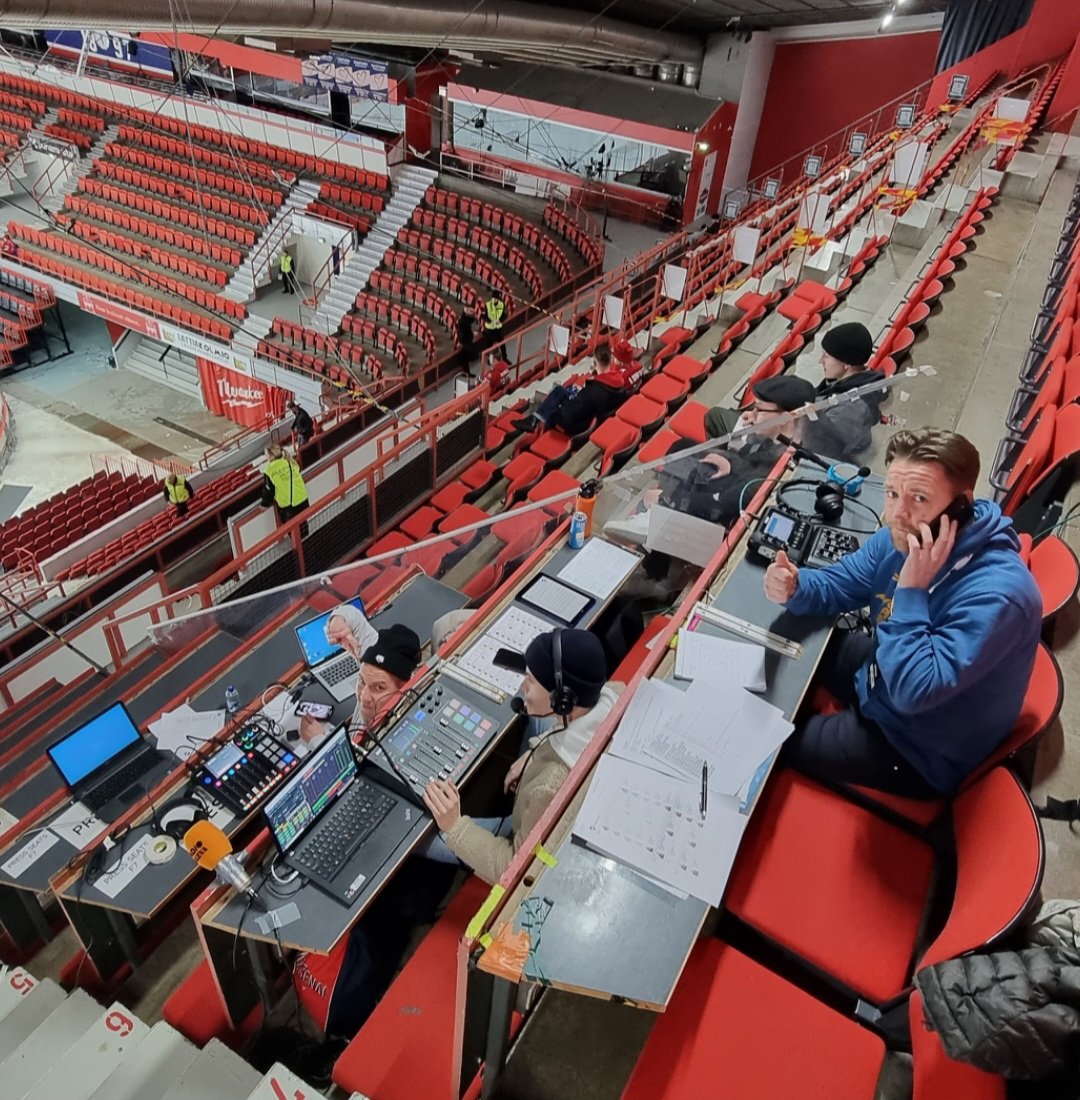 Sillon ku en oo ite töissä niin tuun kattoo ku ammattilaiset painaa hommia! ⭐️⭐️⭐️

#HIFK #Kärpät #Liiga <a href="/DonPunkero/">Ilmari Pitkänen</a> <a href="/MiskaPel/">Miska Peltoniemi</a> #SimoLeinonen