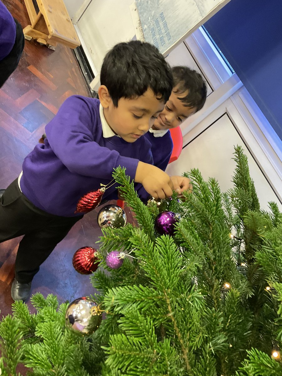 Reception loved decorating Richmond Academy’s Christmas tree this afternoon and we were very proud showing it to everyone in assembly afterwards. 🎄⭐️💜