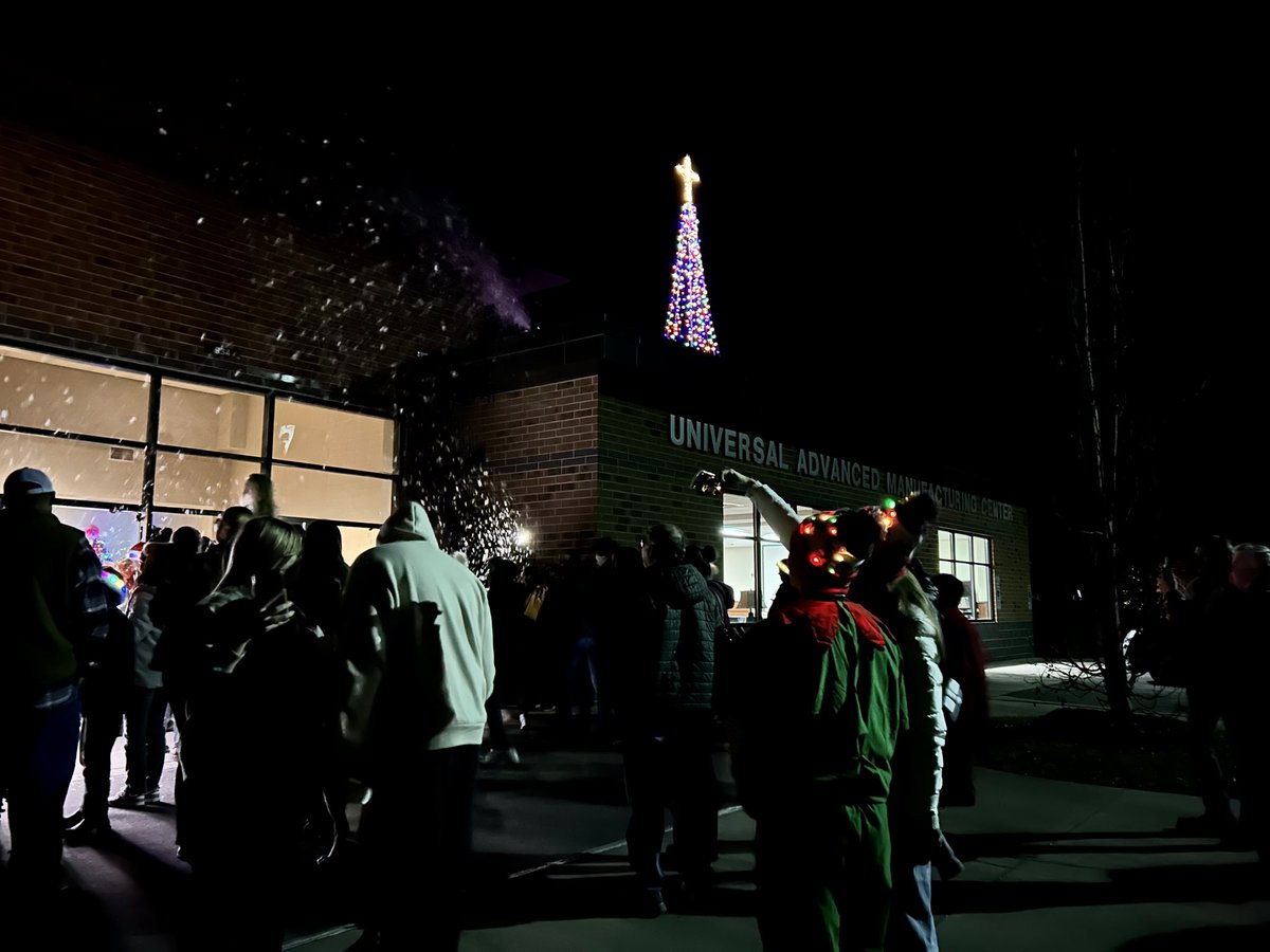 McDowellTechCC's tweet photo. McDowell Tech's Universal Building transformed into a winter wonderland yesterday as we lit up our Christmas tree! 🍪🎅Thanks to everyone who joined us! https://t.co/VYlh8ZGzLJ