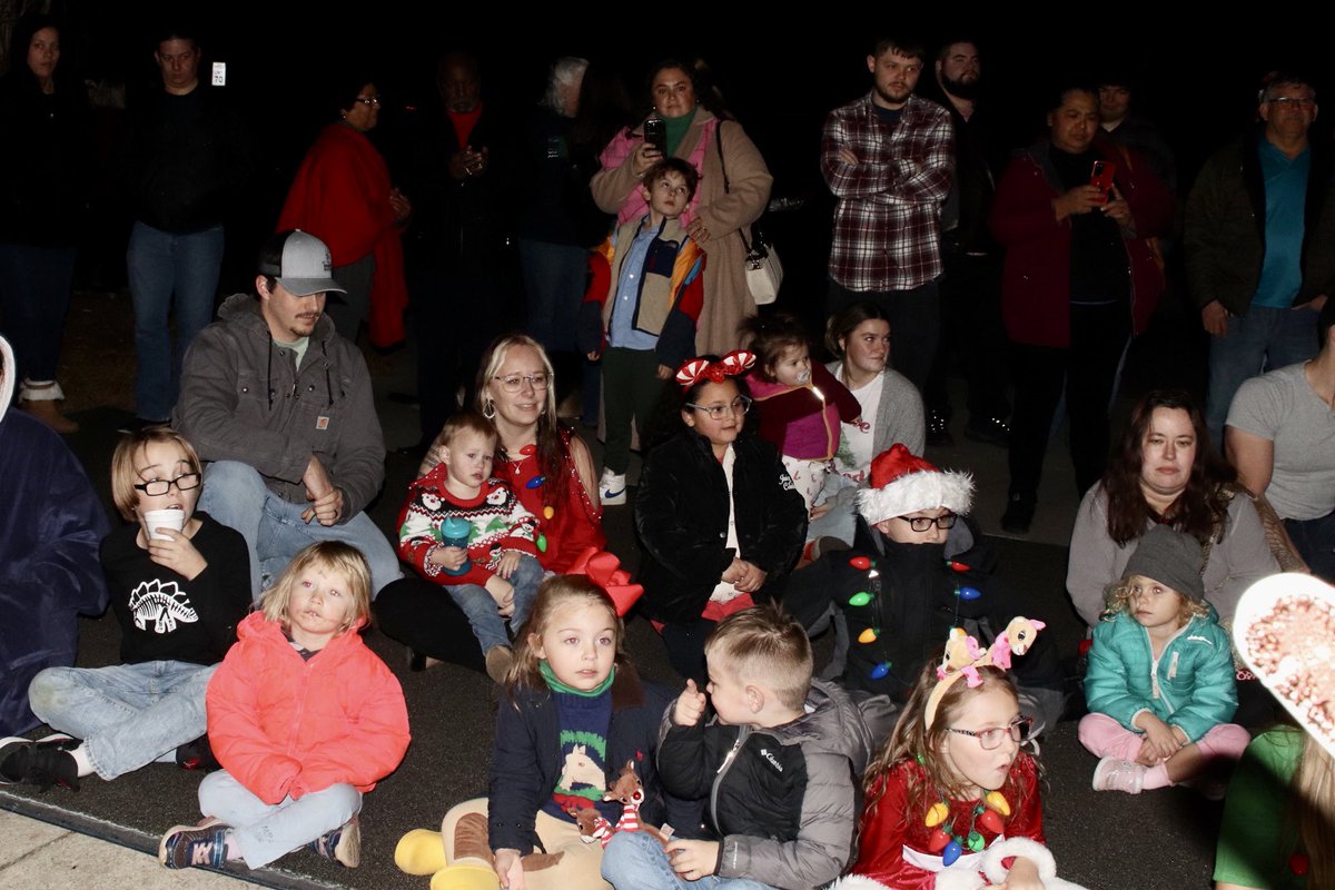 McDowellTechCC's tweet photo. McDowell Tech's Universal Building transformed into a winter wonderland yesterday as we lit up our Christmas tree! 🍪🎅Thanks to everyone who joined us! https://t.co/VYlh8ZGzLJ