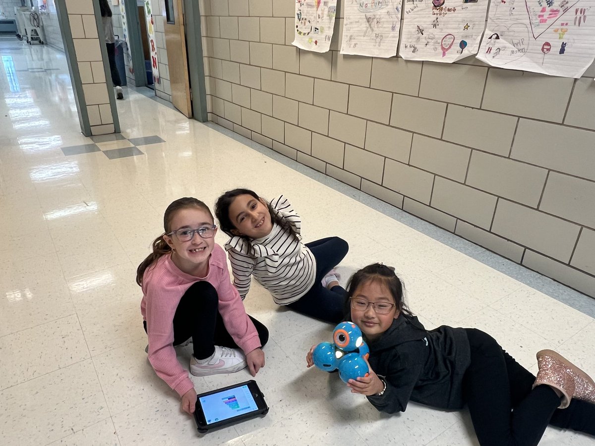 PS42R's tweet image. Problem solving and collaboration at work! @DrMarionWilson #cs4all #DashRobots