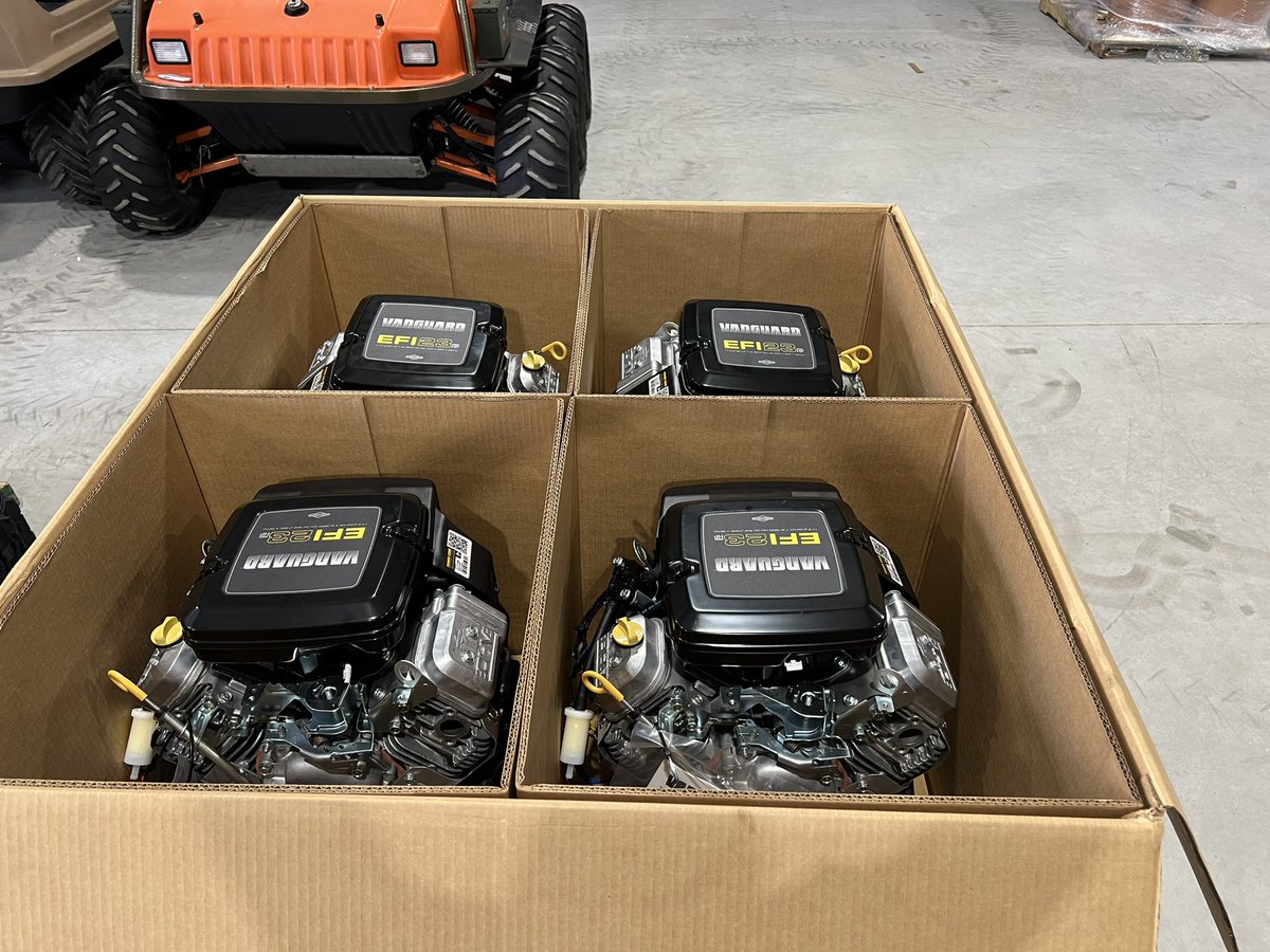 RecreativesInd's tweet photo. Today Santa’s six-wheeled sleigh came rolling in with a heavy load! We couldn’t wait to unwrap it until Christmas, so we tore open the first package to get a peek of what was inside. Lo and behold… #RECX #maxatvs #6x6 #Offroad https://t.co/QqU0MeJkEF