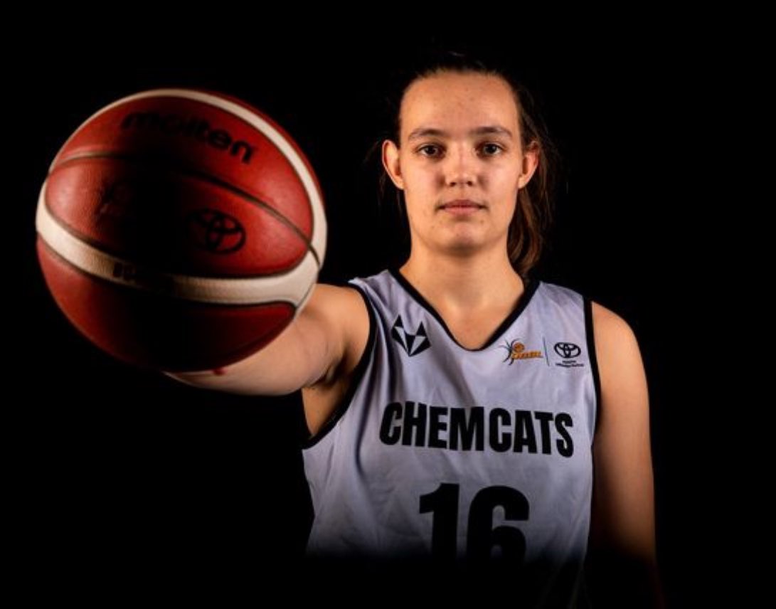 Chemcats_Chtz's tweet photo. 7 Jahre trug sie das Chemnitzer Trikot - durchlief das Nachwuchsprogramm, entwickelte sich zur Jugend-Nationalspielerin und zur wichtigen Stütze im jungen Bundesliga-Team. Jetzt ist sie zurück im Kader der ChemCats. Herzlich Willkommen zu Hause Lilli - wir freuen uns auf Dich! https://t.co/fCKXNzWyhV