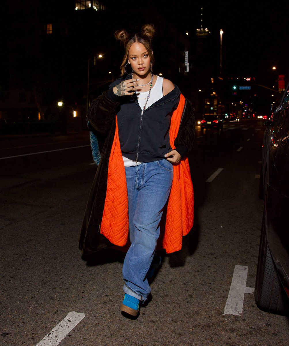 TeamOfRihanna's tweet photo. Rihanna out and about in Los Angeles last night. https://t.co/61DWwLg3a6