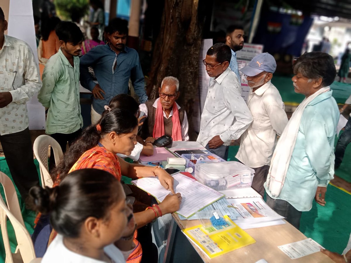 માન.મંત્રીશ્રી કુંવરજીભાઈ હળપતિ આદિજાતિ વિકાસ, શ્રમ અને રોજગાર અને ગ્રામ વિકાસ, તા.પં. પ્રમુખશ્રી તેમજ અન્ય મહાનુભાવોશ્રીની ઉપસ્થિતિમાં માંડવી તાલુકાના ઇસર ખાતે #VikshitBharatSanklpYatra રથનું સ્વાગત કરવામાં આવેલ તેમજ વિવિધ યોજનાઓના લાભોનું વિતરણ કરવામાં આવેલ. <a href="/PMOIndia/">PMO India</a> <a href="/CMOGuj/">CMO Gujarat</a>