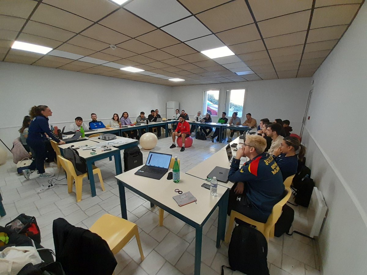 Temps de formation sur le #HandFit et le #HandEnsemble à Mèze pour les 22 stagiaires de du TFP 4 d'éducateur de handball 🤾‍♀️

Merci à Solène TOSSUT pour son intervention sur la posturologie et la <a href="/FFSE_Occitanie/">Ligue Occitanie FFSE</a> sur le sport entreprise 🤩

🤝<a href="/villedemeze/">Ville de Mèze</a> pour la mise à disposition