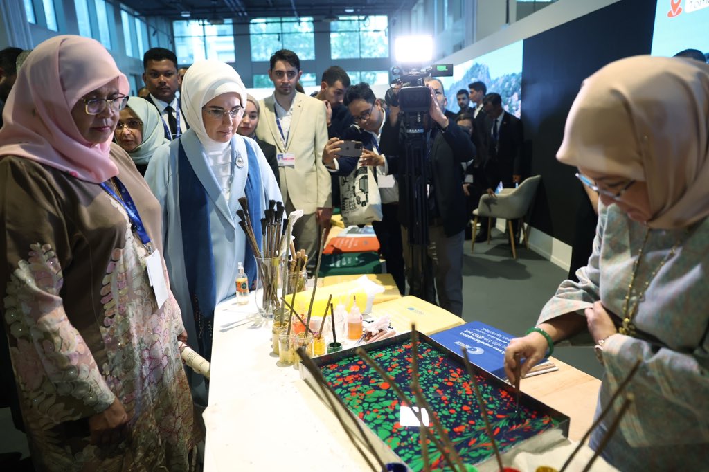 EmineErdogan's tweet photo. Birleşmiş Milletler İklim Değişikliği Çerçeve Sözleşmesi Taraflar Konferansı #COP28 vesilesiyle Dubai Expo City’de @csbgovtr Bakanlığımızın stant alanını Malezya Kraliçesi, değerli dostum Tunku Azizah Aminah Maimunah Iskandariah ve BM Habitat İcra Direktörü Maimunah Mohd Sharif ile birlikte ziyaret ettik. 

Ülkemizin iklim değişikliği ile mücadele kapsamında yürüttüğü çalışmaları, dünden bugüne #SıfırAtık serüvenimizi ve geri dönüşüm alanında edindiğimiz tecrübeleri paylaştık. 

Dünya Ortak Evimiz kitabının yazarlarından, Yaban Hayatı Fotoğrafçısı @alpertuydes’in atıklardan oluşturduğu eserleri birlikte inceleyerek, atık kağıtlar üzerine işlenen ebru sanatını hayranlıkla izledik.

Bu vesileyle fuar alanımızı ziyaret ederek, Küresel Sıfır Atık Beyanı’nı imzalayan tüm iklim gönüllülerine teşekkür ediyorum. #DünyaOrtakEvimiz