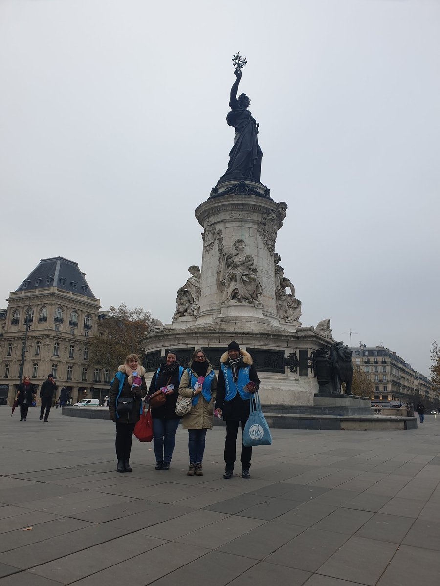 paulineunsa's tweet photo. Un temps d'échange militant puis distribution sur les maladies invisibles au travail avec @dominiquecorona 
Parlons-en aussi dans nos métiers et permettre à tout.e salarié.e un égal droit au travail et rémunération https://t.co/mImdR6b9wJ