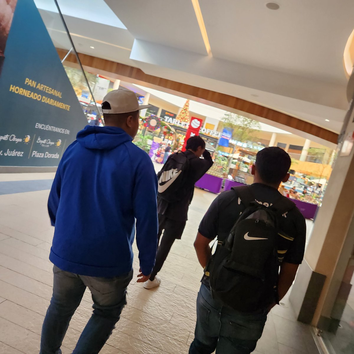 Dando el mero Tour en la plaza antes de la LAN de <a href="/LigasUnidas/">Ligas Unidas de Latinoamerica</a>