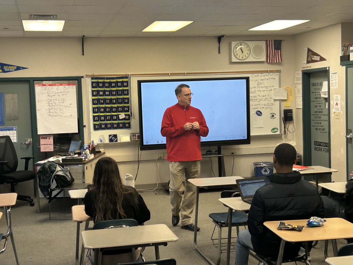 AIHSDECA's tweet photo. Thanks ⁦⁦@StateFarm⁩ . We couldn’t get Jake, but Jeff from StateFarm gave up his time to speak with ⁦@MPGreenKnights⁩ juniors and seniors. Like a good neighbor… https://t.co/VldVY5P7AU