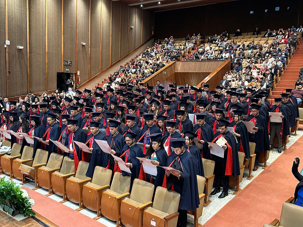 EPNEcuador's tweet photo. 🎓#GradosEPN | La Dra. @FlorinellaM, rectora de la #EPN, hace la toma de promesa legal a los nuevos graduados.
#OrgulloPolitécnico🦉 https://t.co/9WJmi36b15