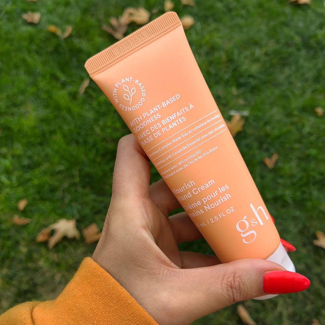 Amway's tweet photo. Hands work hard! 👐 Repay dry, rough skin with intensive g&h Nourish Hand Cream and a protective moisture layer on skin’s surface.
😌 White Chia Oil
💧 Bamboo Complex Water
🙌 Olive Oil-Derived Ceramide
📸 Amway Business Owner Tuba Aydin
#ghBody #AmwayLife https://t.co/KrDPeNRrGe