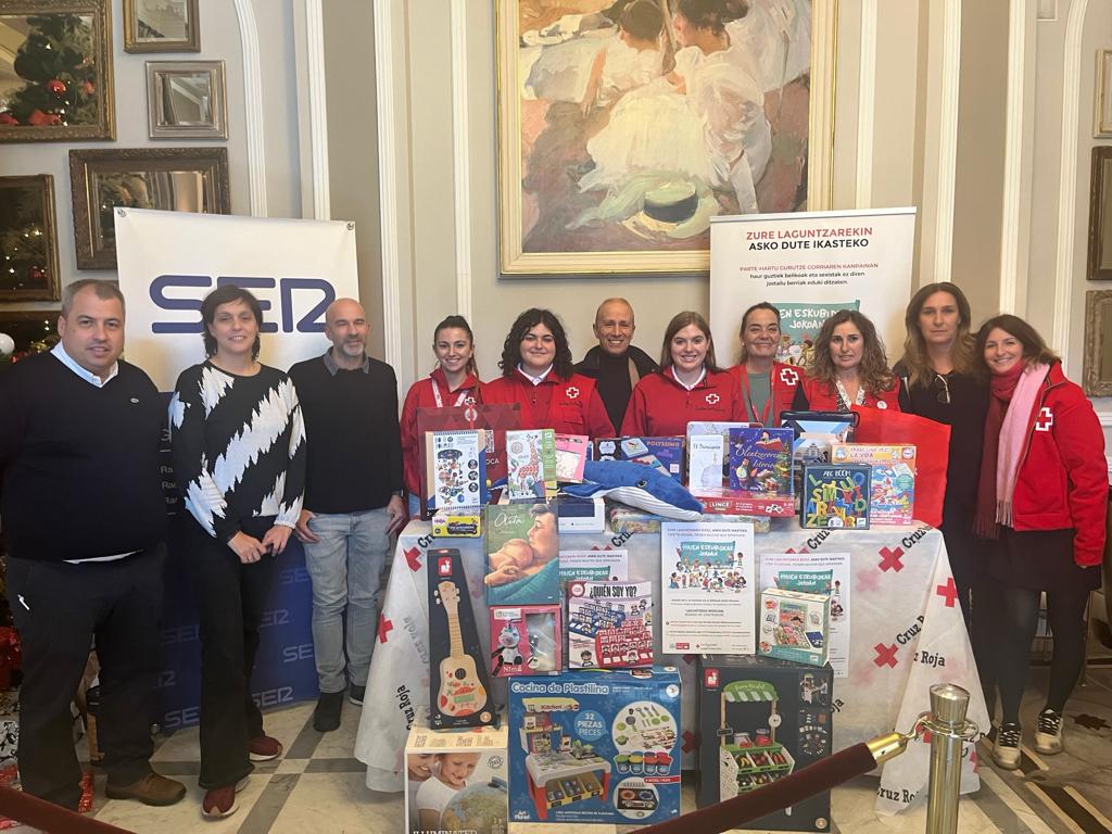 Coro Tellechea (@corotellechea) on Twitter photo Es un de los programas más bonitos de hacer en <a href="/RadioSnSn/">Radio San Sebastián</a>
Apoyar la campaña del juguete solidario de <a href="/CruzRojaGip/">Cruz Roja en Gipuzkoa</a> Es un de los programas más bonitos de hacer en <a href="/RadioSnSn/">Radio San Sebastián</a>
Apoyar la campaña del juguete solidario de <a href="/CruzRojaGip/">Cruz Roja en Gipuzkoa</a>