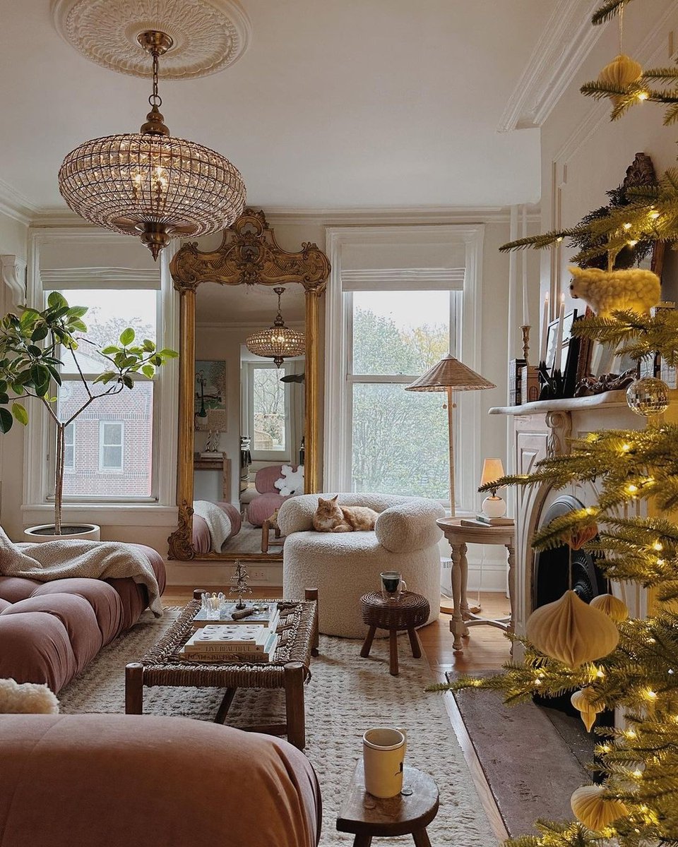 Dreamy 💫

📸 @reserve_home

#interiorinspo #interiordesign #parisianvibes #holidaydecor #christmastree #interiorlovers #cozyroom #homedecor #livingroomdesign #livingroomdecor