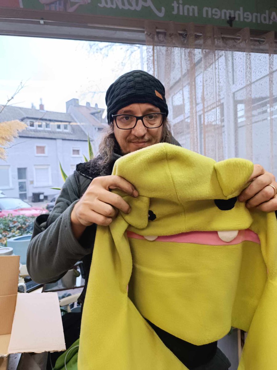 _Kaott_'s tweet photo. Hey #ehrenchat schaut euch mal an was für eine super cute com @unge hat. Kreative und Wunderbare Menschen wie die Liebe und Begabte @tintentante ich habe etwas ganz schönes bekommen und das möchte ich hier Teilen mein Dad liebt es auch 🧡
Der #schleh ist so cute und warm
Danke! https://t.co/AuDbYW50OF