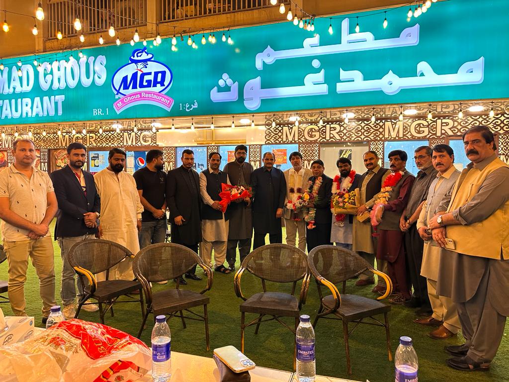 مسلم لیگ نون دبئی کی جانب سے یو اے ای کے نو منتخب صدر غوث محمد قادری صاحب اور سیکرٹری جنرل راجہ ابوبکر افندی صاحب کو مبارکباد اور گلدستے پیش کیے گئے