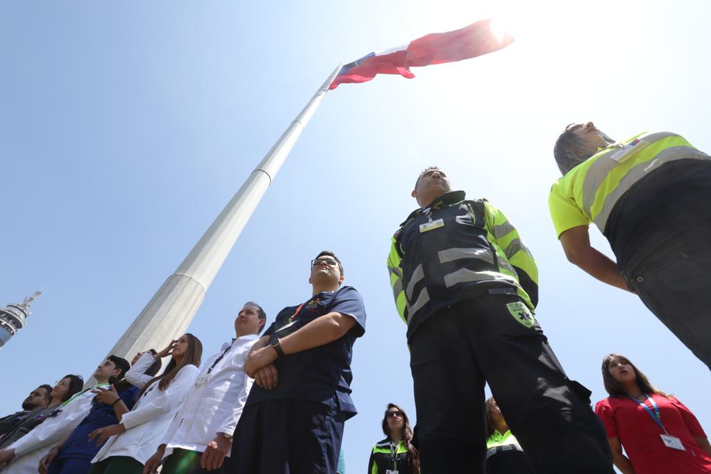 ministeriosalud's tweet photo. 🔵Autoridades y funcionarios de Salud, participaron en la Ceremonia de Izamiento de la Gran Bandera Bicentenario, en homenaje al personal de la salud por su labor y compromiso con la salud de todas las personas. https://t.co/eMd4zbulQ6