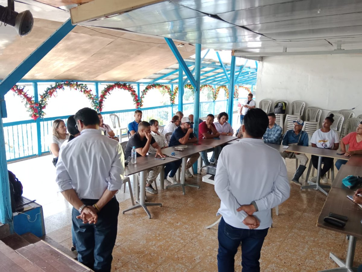 ANMColombia's tweet photo. Nuestro #EquipoANM desarrolló un taller sobre regalías en Marmato, #Caldas, para explicar sus beneficios a autoridades locales y representantes del gremio. Además, socializó el otrosí al título minero 014-89M, asegurando 30 años más de progreso en la región. https://t.co/hX3IwgUa6X