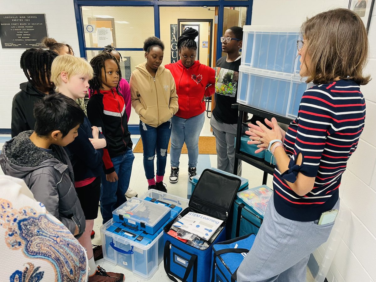 ROBOTICS HAS COME TO BARBOUR COUNTY SCHOOLS! 

Today, Dr. Lori St. Onge and Mrs. Erica Williams from the US Army Aeromedical Research Laboratory at Fort Novosel dropped off new robotics kits for our students. 

#agreaterbcs #barbourcountyrobotics #usaarl #FortNovosel #robotics