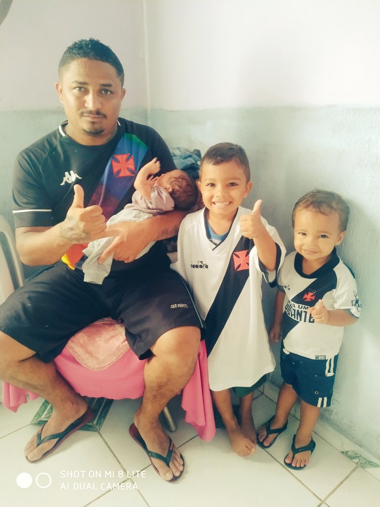 newscolina's tweet photo. Amigos, um assunto sério com vocês. 

O vascaíno @willchaggas22 entrou em contato comigo ontem à noite pedindo por uma ajuda para comprar um cesta básica. Ele tem 4 filhos, mora em Brasília, está desempregado e teve a luz cortada recentemente. 

Me comprometi com ele a vir aqui compartilhar a história com vocês e disponibilizar o nosso PIX para tentar arrecadar o valor de uma cesta. 

Queria tentar, no mínimo, um dezembro com a despensa cheia para o nosso irmão de camisa.

Quem quiser e puder ajudar, a chave é newscolina@gmail.com 🙏🏻

Eu vou atualizando o valor a vocês.

Se você tiver uma vaga de emprego em Brasília, o contato do Will: (61) 99459-4598.