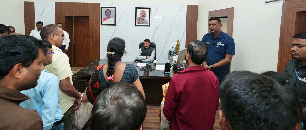 Dev_Fadnavis's tweet photo. 🕐 1.05 pm | 1-12-2023 📍 Nagpur | दु. १.०५ वा | १-१२-२०२३ 📍 नागपूर

🔸 Met and interacted with Divyang teachers of the ‘National Federation Of The Blind’, Maharashtra at Nagpur residence, addressing their issues, requests, and concerns.
🔸 राष्ट्रीय दृष्टिहीन संघ, महाराष्ट्र या संस्थेच्या दिव्यांग शिक्षक बंधू आणि भगिनींची आज नागपूर येथील निवासस्थानी भेट घेतली. यावेळी निवेदन स्वीकारून त्यांच्याशी संवाद साधला आणि समस्या जाणून घेतल्या.

@FederationBlind @NFB_voice
#Maharashtra #Nagpur #Divyang
