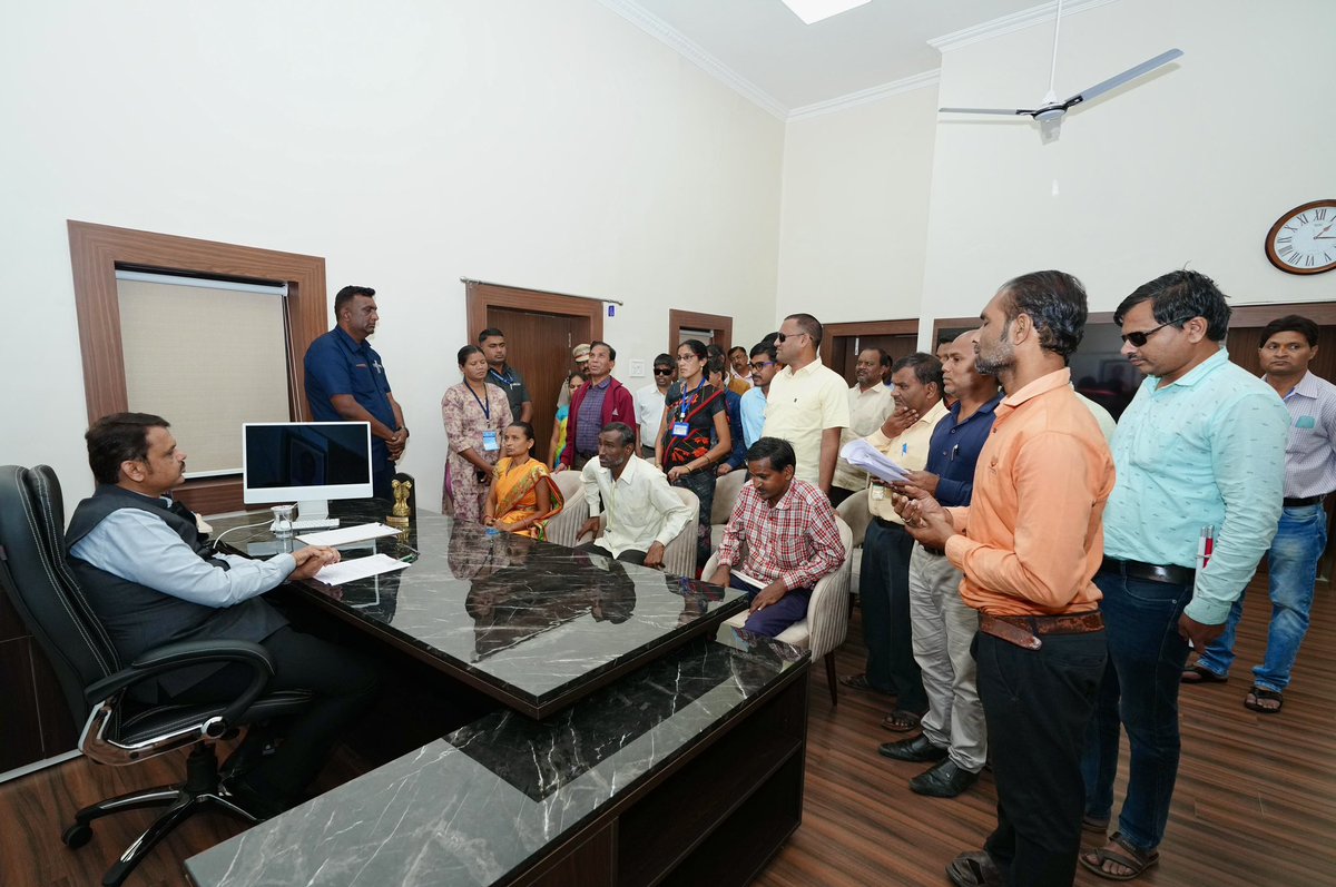 Dev_Fadnavis's tweet photo. 🕐 1.05 pm | 1-12-2023 📍 Nagpur | दु. १.०५ वा | १-१२-२०२३ 📍 नागपूर

🔸 Met and interacted with Divyang teachers of the ‘National Federation Of The Blind’, Maharashtra at Nagpur residence, addressing their issues, requests, and concerns.
🔸 राष्ट्रीय दृष्टिहीन संघ, महाराष्ट्र या संस्थेच्या दिव्यांग शिक्षक बंधू आणि भगिनींची आज नागपूर येथील निवासस्थानी भेट घेतली. यावेळी निवेदन स्वीकारून त्यांच्याशी संवाद साधला आणि समस्या जाणून घेतल्या.

@FederationBlind @NFB_voice
#Maharashtra #Nagpur #Divyang