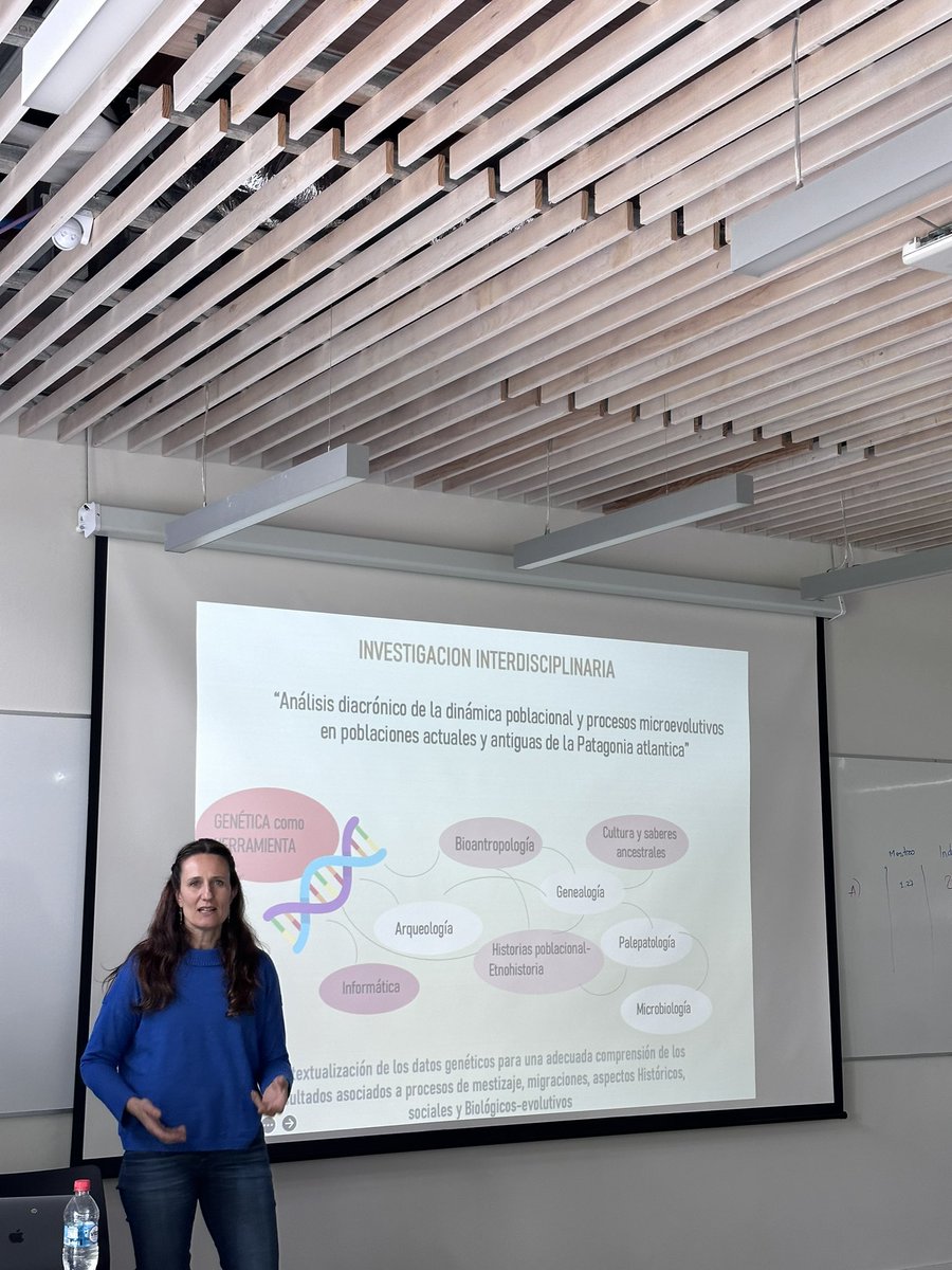 Laura Parolin @mlauraparolin de Argentina nos habla sobre su experiencia en Patagonia del trabajo conjunto entre investigadores y las comunidades originarias de la provincia de Chubut en Argentina. Taller organizado en colaboración con @CentroCIIR .. . . @InvestigaUMayor