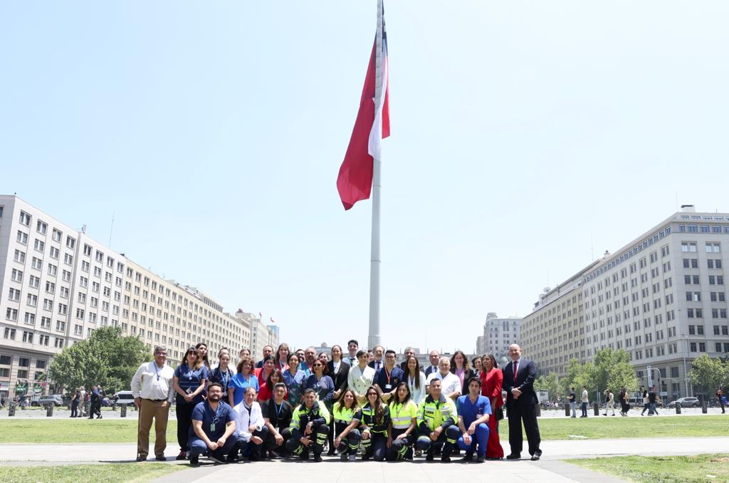 ministeriosalud's tweet photo. 🔵Autoridades y funcionarios de Salud, participaron en la Ceremonia de Izamiento de la Gran Bandera Bicentenario, en homenaje al personal de la salud por su labor y compromiso con la salud de todas las personas. https://t.co/eMd4zbulQ6