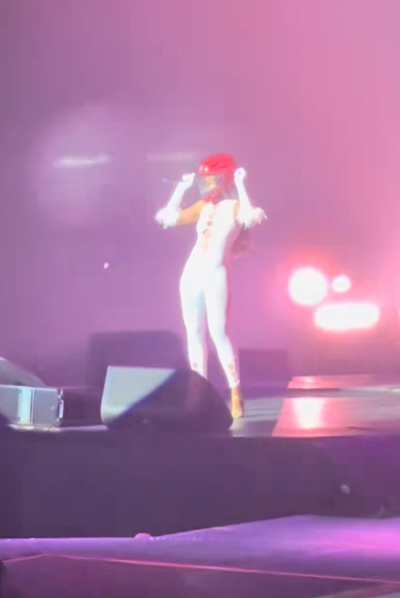 cellulitespace's tweet photo. Not Ari Lennox came on stage with helmet!!😭 too iconic!!! https://t.co/TWhDnPNYPf
