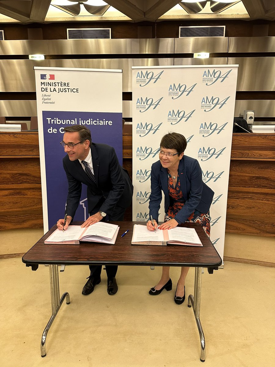 En Assemblée générale de l’association des maires #ValDeMarne #AM94 pour échanger avec mes collègues maires autour de nos problématiques budgétaires et des questions de sécurité. Remerciements au Procureur Hardoin pour sa présence à nos côtés et la convention utile qui nous lie.