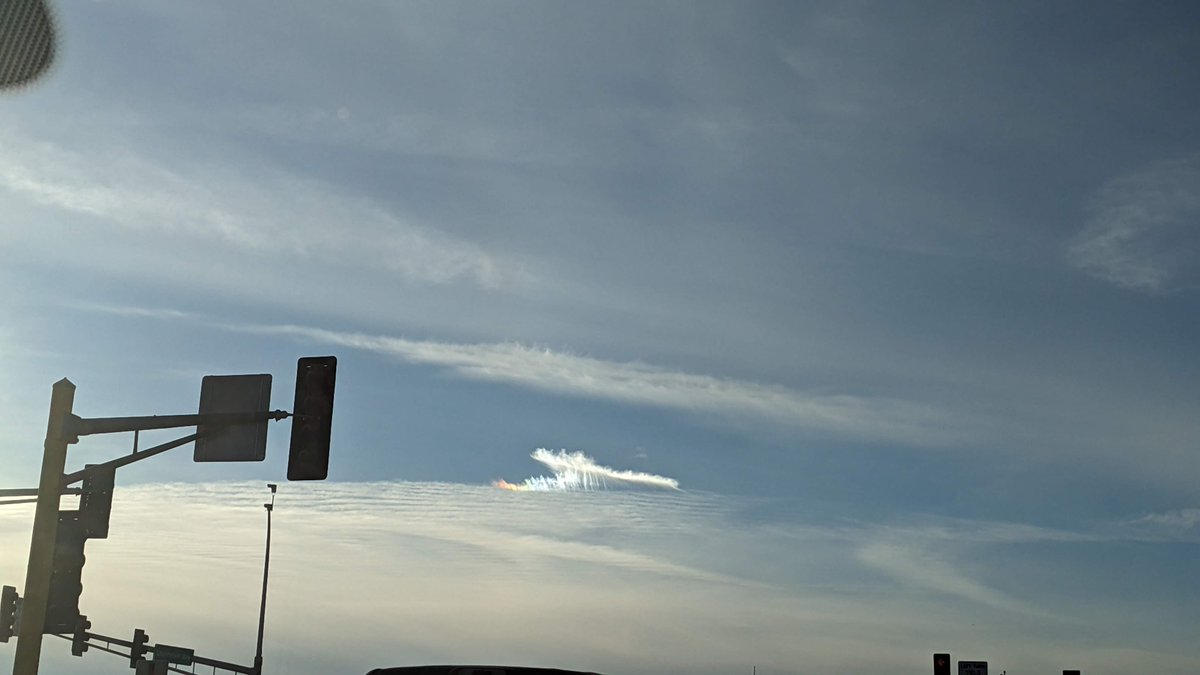 xmaire's tweet photo. @ian_leonard I wanted to share these photos I took this morning in Blaine. There was an interesting rainbow coloring that appeared on one feather like cloud above the horizontal white ones below. https://t.co/Zsi94sk5h5
