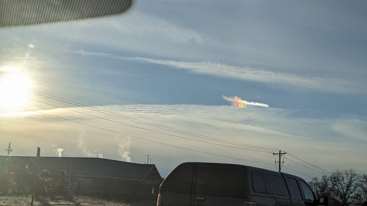 xmaire's tweet photo. @ian_leonard I wanted to share these photos I took this morning in Blaine. There was an interesting rainbow coloring that appeared on one feather like cloud above the horizontal white ones below. https://t.co/Zsi94sk5h5