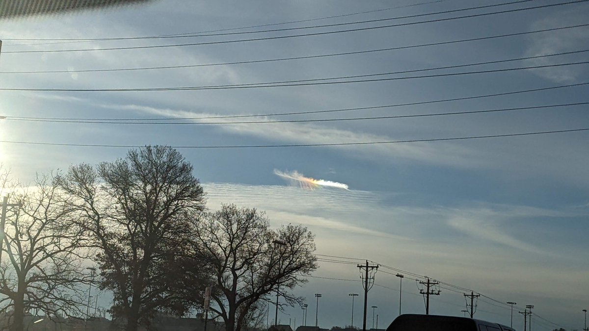 xmaire's tweet photo. @ian_leonard I wanted to share these photos I took this morning in Blaine. There was an interesting rainbow coloring that appeared on one feather like cloud above the horizontal white ones below. https://t.co/Zsi94sk5h5