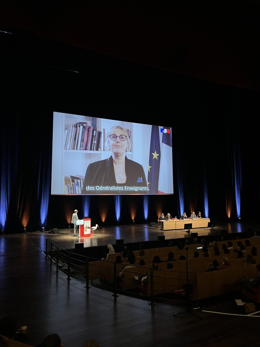 Annonces de <a href="/sretailleau/">Sylvie Retailleau</a> au @congrescnge #CNGE2023 :
200 postes sur 5 ans d’enseignants chercheurs en Médecine Générale, universitaires et associés avec des moyens humains administratifs. 
Et soutien à la recherche en soins primaires.