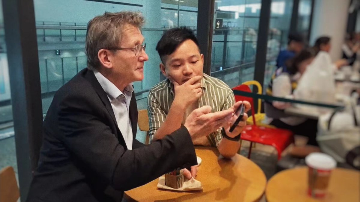 chenshaoyusy's tweet photo. So so happy and exciting to meet Ben in Hong Kong!! 🥳🥳Obtained lots of energies and inspirations during these days. Looking forward to seeing Ben next time https://t.co/306aS7qFFN