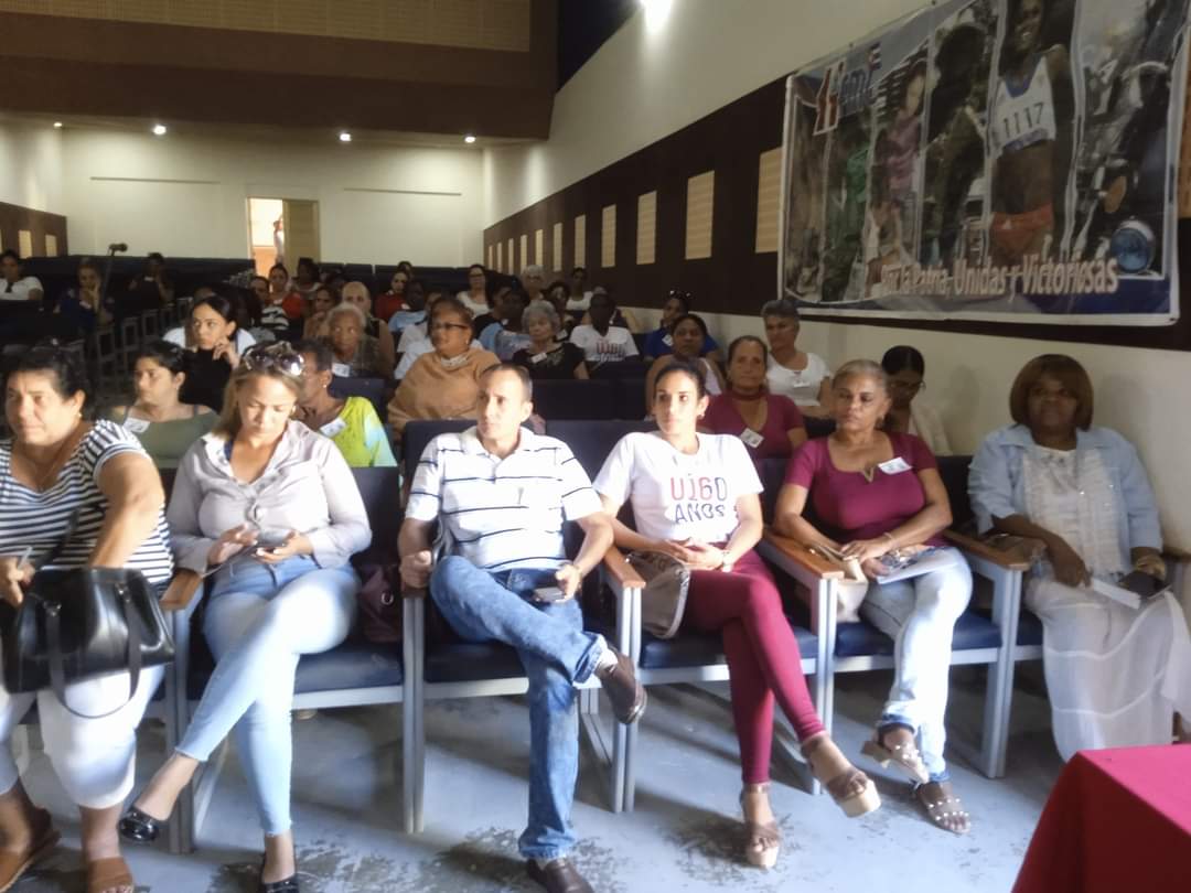 IdeologicoMdg1's tweet photo. #Madruga ❤️
"...me han estremecido un montón de mujeres" en la Asamblea Municipal XI Congreso de la Federación de Mujeres Cubanas. 
#SiempreVilma
#JuntosPorMayabeque 🇨🇺 https://t.co/UG9rmLyGQq