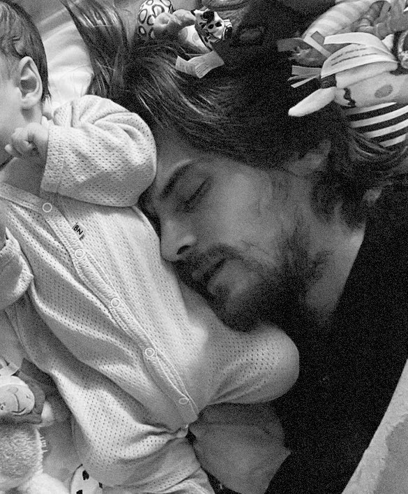 я люблю тех, кто рядом, и ценю тех, кто остался другом. спасибо.